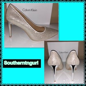 NWT CALVIN KLEIN ”Ronna” Metalic Woven Raffia Pumps/ Heels